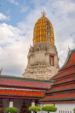 Altın şapkalı Wat Phra Si Ratana Tapınağı