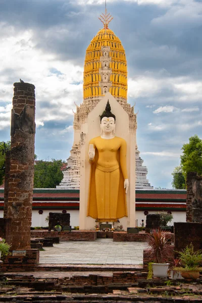 Wat Phra Si Ratana 'daki büyük altın Buda heykeli.