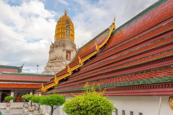 Altın şapkalı Wat Phra Si Ratana Tapınağı