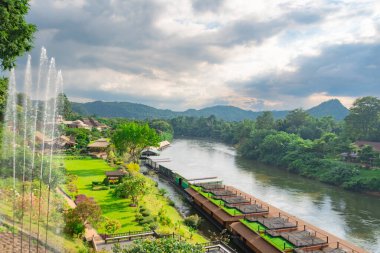 Doğadaki nehir vadisinin manzarası