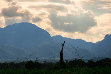 Valle De La Mort 'ta dağlar ve bulutlar