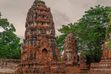 Ayutthaya tarihi parkındaki antik tapınak kalıntıları