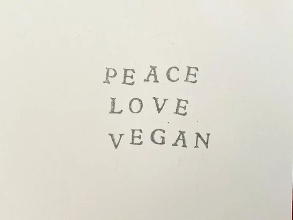 Siyah mürekkeple damgalanmış harflerin fotoğrafı, rustik resim, sepya, geleneksel daktilo. Sosyal ağlarınız ve günlüğünüz için gönderiler oluşturmak için ideal.