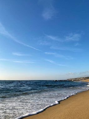 Güzel deniz ve gökyüzü plajı resmi 
