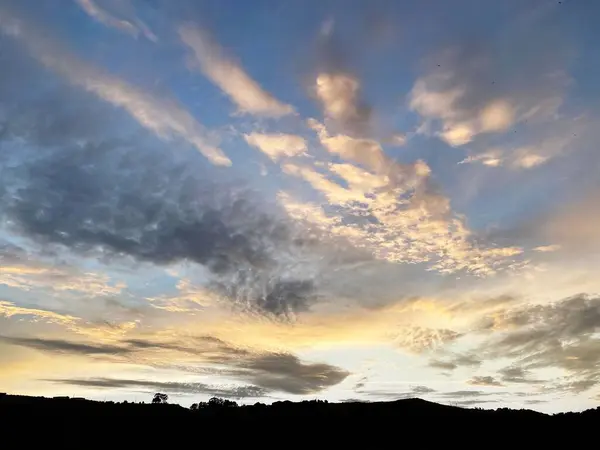 Bulut karşıtlığı resimli gün batımı 