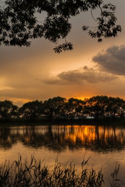 küçük bir göl eteklerinde