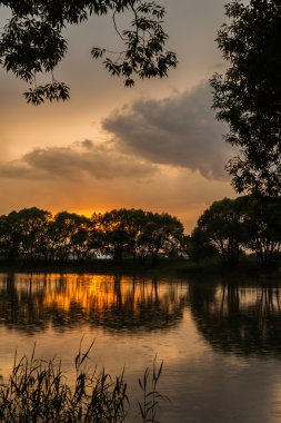 küçük bir göl eteklerinde