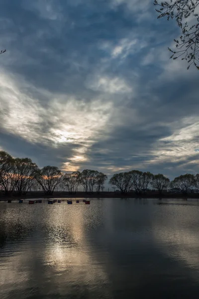 küçük bir göl eteklerinde