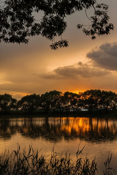 küçük bir göl eteklerinde