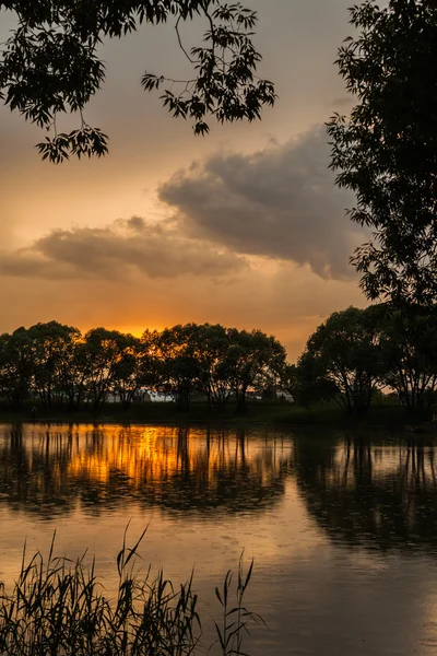 küçük bir göl eteklerinde