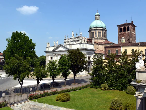 Vercelli, Vercelli / İtalya - 06252020: Başpiskoposun Vercelli papaz okulunun terasından Sant 'Eusebio Katedrali' nin manzarası