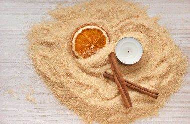 Esmer şeker, mum, tarçın ve beyaz zemin üzerinde şekerli meyveler