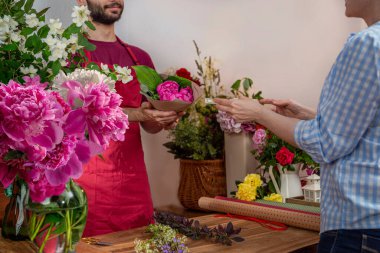 Ekin manzaralı çiçek satıcısı. Çiçek işi. Buketlerin aranjmanı.