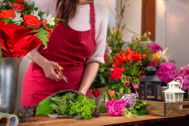 Ekin manzaralı çiçek satıcısı. Çiçek işi. Buketlerin aranjmanı.