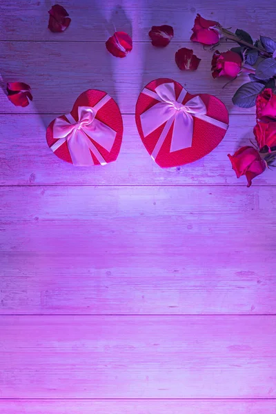 Herzförmige Schachteln Mit Hölzernen Geschenken Neonviolettes Hartes Licht Rosen Blütenblätter — Stockfoto