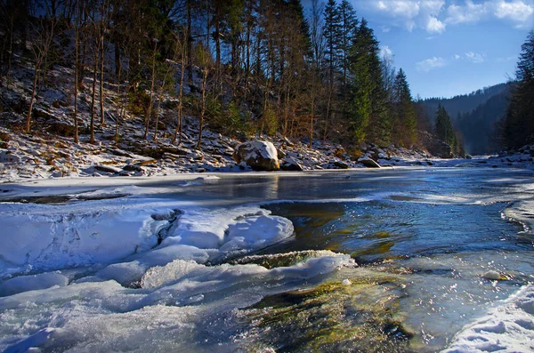 Montaña Clara Derretir Agua Río Durante Invierno Deshielo Calentamiento Primavera —  Fotos de Stock