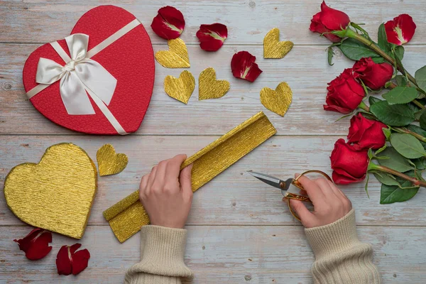 Mani Femminili Che Tengono Forbici Creando Imballaggi Lamina Oro Scatole — Foto Stock