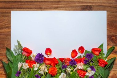 Kırmızı güller, beyaz Alstromerya, buketler içinde Gypôila elegans. Beyaz, tahta arka plan. Şenlikli dekorasyon