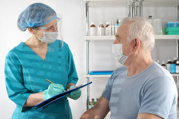 Specjalistka Medycyny Przesłuchuje Starszego Dorosłego Mężczyznę Przypadek Szpitalnej Opieki Zdrowotnej — Zdjęcie stockowe