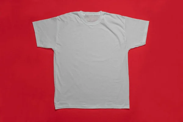 コーポレートブランディングやカジュアルデザインのための赤い背景モックアップの白いTシャツ — ストック写真