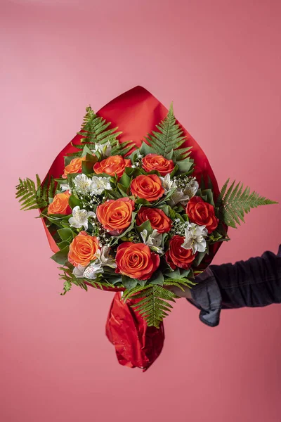 Main Donnant Des Fleurs Arrangement Des Bouquets — Photo