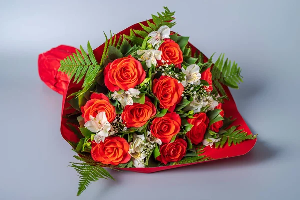 Arrangement Bouquet Alstroemeria Gypsophila Roses Orange Fougère Papier Rouge — Photo