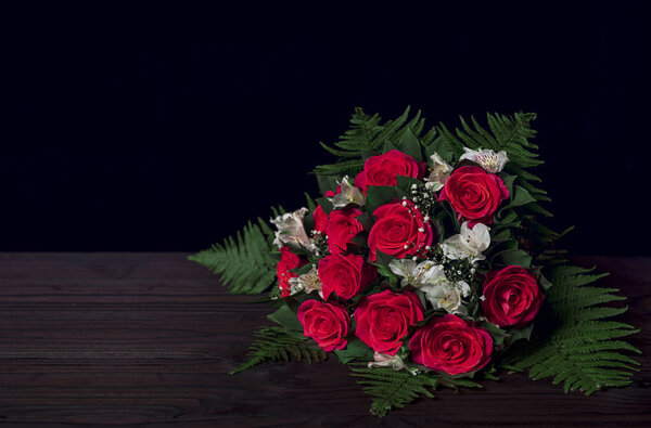 Организация похорон или мемориал красные розы, белые Alstroemeria, Gypophila elegans в букеты