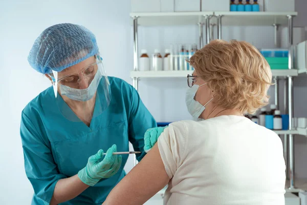 Профессиональная Женщина Медик Вводит Вакцину Взрослой Женщине Постарше Медицинский Случай — стоковое фото