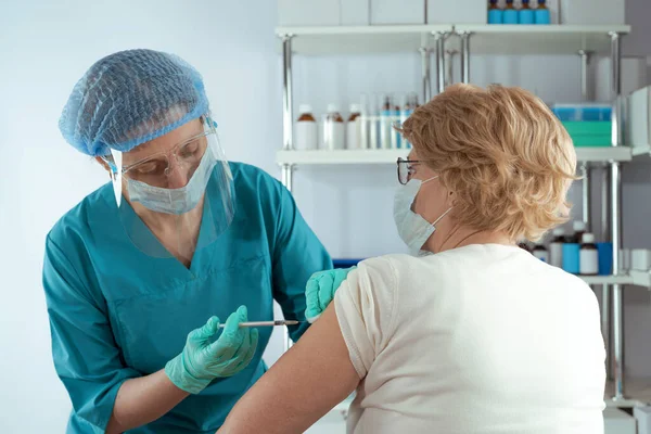 Profissional Médico Fêmea Que Injeta Vacina Senhora Idosa Adulta Caso — Fotografia de Stock