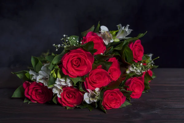 Arrangements Roses Rouges Alstroemeria Blanc Gypsophila Elegans Bouquets Décoration Festive — Photo