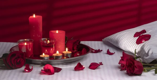 Θραύσμα Κρεβατιού Ξενοδοχείο Στο Σπίτι Δίσκο Κεριά Διακόσμηση Κόκκινα Τριαντάφυλλα — Φωτογραφία Αρχείου