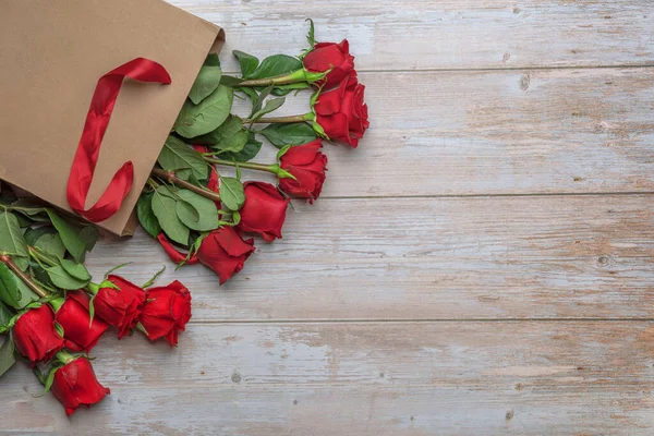 Rose Rosse Nella Shopping Bag Artigianale Una Superficie Legno Consegna — Foto Stock