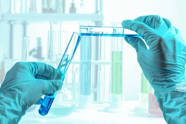 Eldiven reaksiyonlarını teslim et. FPP. Laboratuvarda kimyasal yeni teknolojik deneyler 