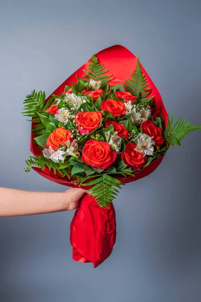 Main Donnant Des Fleurs Arrangement Des Bouquets Concept Saint Valentin — Photo