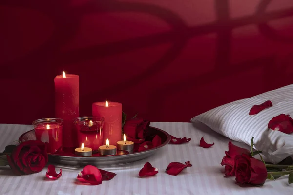 Fragment Bed Hotel Home Tray Candles Decoration Red Roses Petals — Φωτογραφία Αρχείου