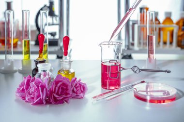 Güncel parfüm laboratuarında test tüpünün üzerine düşmüş pipetin kırpılmış görüntüsü. Arkaplan bulanık