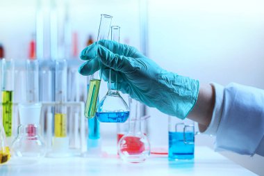 Test tüpü tutan laboratuar asistanı.