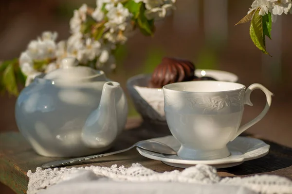 Teeservice Weiße Tischdecke Einem Sonnigen Tag Kirschblütenzweige Marshmallows Schokolade Holztisch — Stockfoto