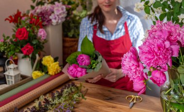 Ekin manzaralı çiçek satıcısı. Çiçek işi. Buketlerin aranjmanı.