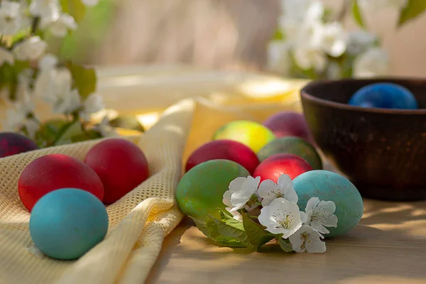 Wielkanocny Obiad Świeżym Powietrzu Kolorowe Jajka Kwitnące Gałązki Wiśni Drewnianym — Zdjęcie stockowe
