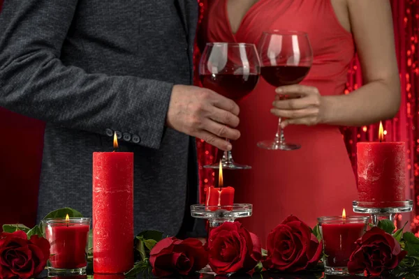 Uomo Giacca Una Donna Abito Rosa Reggono Bicchieri Vino Rosso — Foto Stock