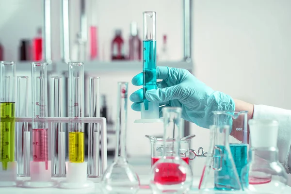 Test tüpü tutan laboratuar asistanı.