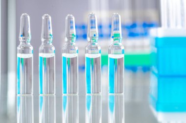 Hastanede bir sürü uyuşturucu maddesi var. Yansımalı cam masa üstü. Mavi ultraviyole ışıklandırma kuartzizasyonu steril odası. Görüntüyü kapat