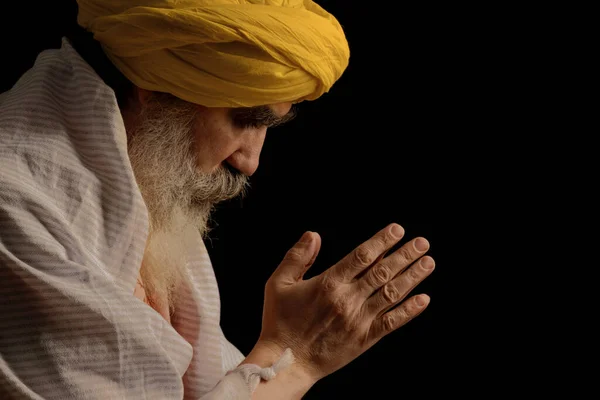 Türbanlı kıdemli bir adam Hindu, Jain, Budist ile ilişkilendirilir. Dua jesti.