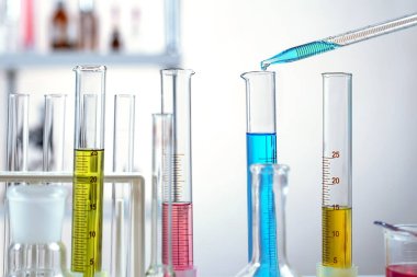 Pipeti sıvıyla manipüle ediyorum. Kimyasal Laboratuvar