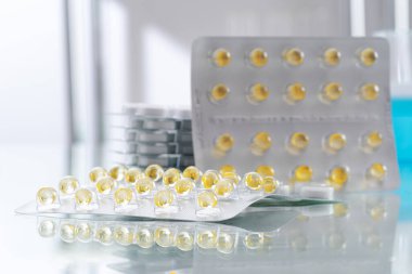 Sağlık ve tıbbi konsept - hastanede ilaç ve haplar. Steril odada yansıması olan cam masa üstü. Görüntüyü kapat