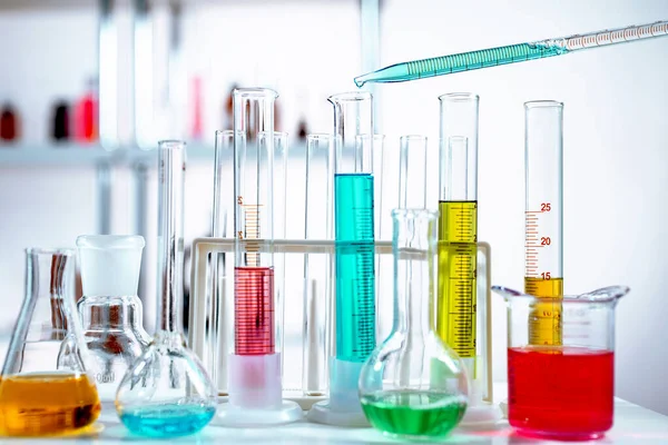 Pipeti sıvıyla manipüle ediyorum. Kimyasal Laboratuvar