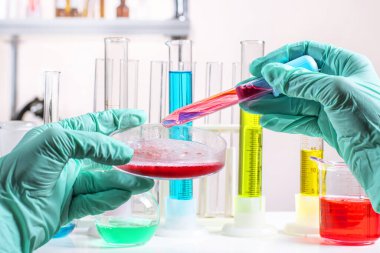 Eldivendeki eller petri kabında bakteriyolojik aşı yapar. Birinci şahıs bakış açısı