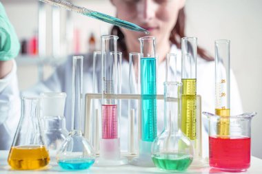 Test tüpü tutan laboratuar asistanı.