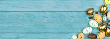 Paskalya tebrik kartı, takvim, poster, afiş. Çikolata, altın, dekoratif yumurta, açık mavi ahşap tahtalar üzerinde